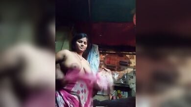 साड़ी का पल्लू गिराकर, ब्लाउज खोलकर देहाती औरत ने दबाए अपने बड़े-बड़े चुचे