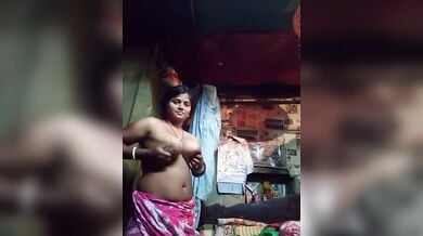 साड़ी का पल्लू गिराकर, ब्लाउज खोलकर देहाती औरत ने दबाए अपने बड़े-बड़े चुचे