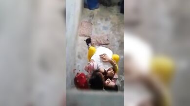 पाकिस्तानी लड़की सायरा को अपने आशिक से चुदते हुए चुपचाप फिल्माया