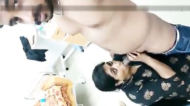 मल्लू भाभी ने ज़ोमेटो बॉय का लंड सक किया