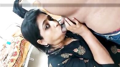 मल्लू भाभी ने ज़ोमेटो बॉय का लंड सक किया