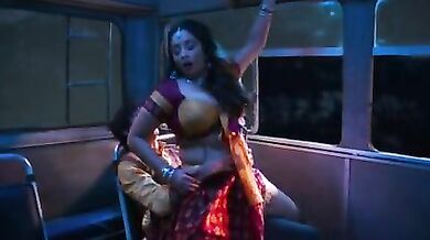 गाँव की छोरी रानी की चलती बस में चुदाई