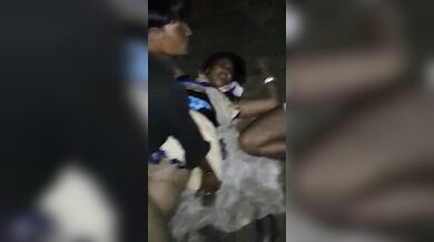 रोड साइड रंडी का गैंगबैंग करते 3 देहाती लफंगे