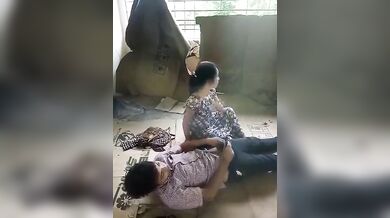 नेपाली कॉलेज लवर्स ने की अंडर कंस्ट्रक्शन बिल्डिंग में चुदाई