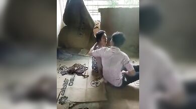 नेपाली कॉलेज लवर्स ने की अंडर कंस्ट्रक्शन बिल्डिंग में चुदाई