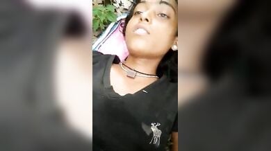 कैपरी जांघों तक सरकाकर घनी झाड़ियों में चुदती देहाती लड़की