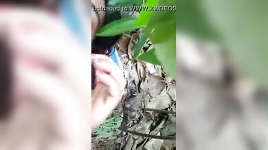 कैपरी जांघों तक सरकाकर घनी झाड़ियों में चुदती देहाती लड़की