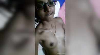 ६ इंडियन लड़कियों को अपने नंगे जिस्म की नुमाइंदगी करते हुए देखें