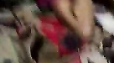 अपनी बीवी की दोस्त से हो रही चुदाई बंगाली पति ने फिल्माई