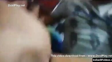 बीवी की मोटी चूत में उंगली करने का मजा
