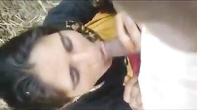  जंगल में बंजारन लेडी को ६० रूपये दे के लंड चुसाया