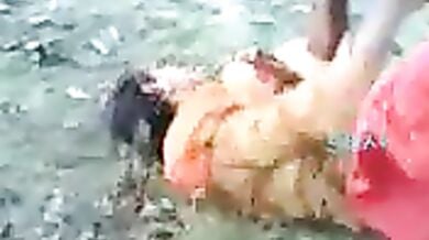 खुले में चुदाई करते लवर्स को उनके दोस्तों ने फिल्माया