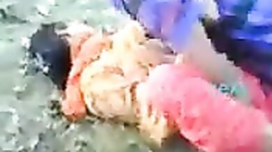 खुले में चुदाई करते लवर्स को उनके दोस्तों ने फिल्माया