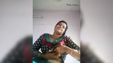 डिलीवरी के बाद अपने बड़े बड़े दुधारू स्तनों को दिखाती प्रीती दीदी