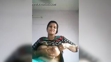 डिलीवरी के बाद अपने बड़े बड़े दुधारू स्तनों को दिखाती प्रीती दीदी