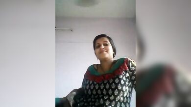 डिलीवरी के बाद अपने बड़े बड़े दुधारू स्तनों को दिखाती प्रीती दीदी