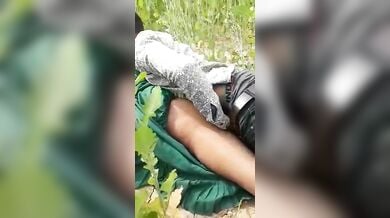 देहाती राजस्थानी औरत की गांव वाले ने खेत में की चुदाई