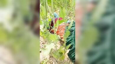 देहाती राजस्थानी औरत की गांव वाले ने खेत में की चुदाई