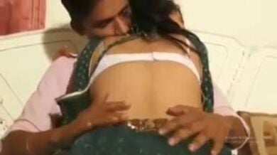 बीवी के साथ साड़ी खोल रोमांस करता पति