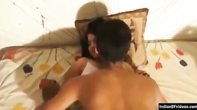 बीवी के साथ साड़ी खोल रोमांस करता पति