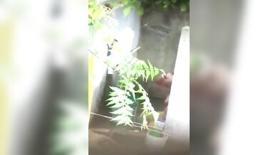 बड़े बूब्सवाली पड़ोसी भाभी को नंगी नहाते हुए चुपके से फिल्माया