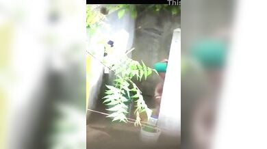 बड़े बूब्सवाली पड़ोसी भाभी को नंगी नहाते हुए चुपके से फिल्माया