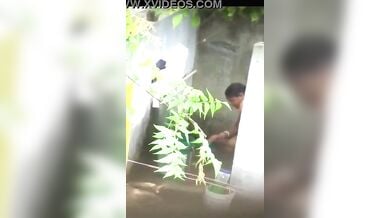 बड़े बूब्सवाली पड़ोसी भाभी को नंगी नहाते हुए चुपके से फिल्माया