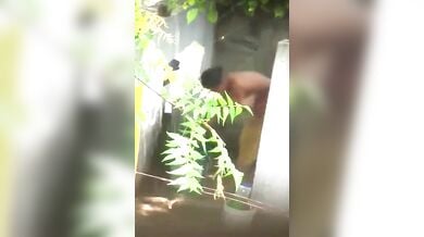 बड़े बूब्सवाली पड़ोसी भाभी को नंगी नहाते हुए चुपके से फिल्माया