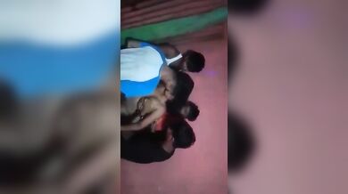 आदमी ने अपनी बीवी को लफंगे दोस्तों के सामने नंगी नचवाया