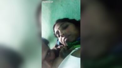 पति अपने बीवी के लबालब बूब्स चूसने के लिए टूट पड़ा