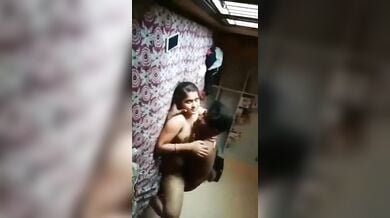 शालीन प्रेमिका की जांघों में लेटकर उसकी चुदाई करता बॉयफ्रेंड