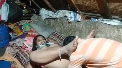 देसी भाभी की चूत पर चूम्मा दिया भैया ने सेक्स सेल्फी में