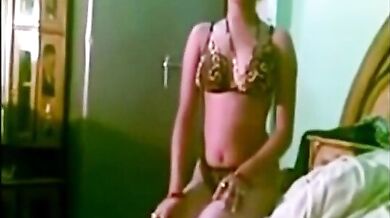 हसमुख बीवी के फर्स्टक्लास चुचे औऱ चूत फिल्माता पति