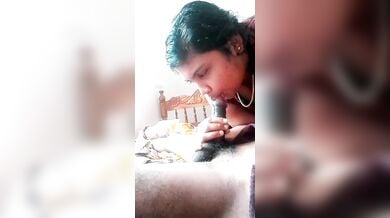 आंड पकड़कर बॉयफ्रेंड का लंड चुसती इंडियन लड़की