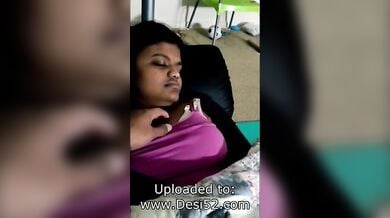 सोयी हुई बहन की बड़ी चूची पकड़ी भाई ने