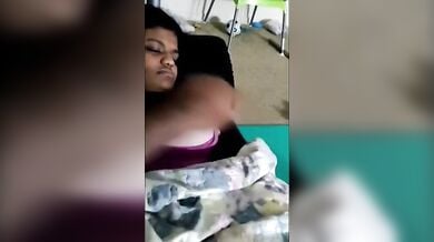 सोयी हुई बहन की बड़ी चूची पकड़ी भाई ने