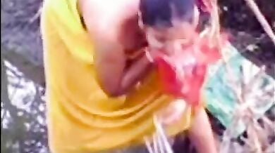 नदी किनारे नहाकर कपड़े बदलती खूबसूरत शहरी भाभी को चुपके से फिल्माया