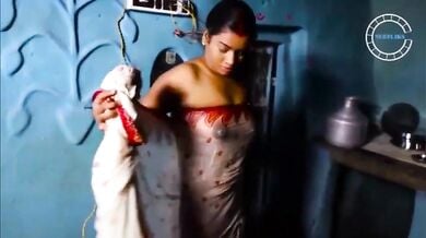 देहाती शादीशुदा औरत को नंगी नहाते और कपड़े बदलते चुपके से देखा