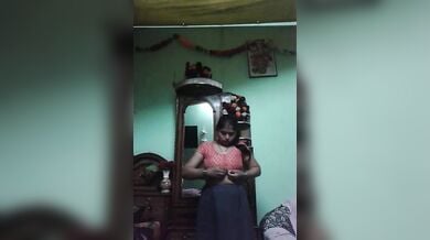घरेलू भाभीजी ने सारे कपड़े उतारकर दिखाया अपना नंगा बदन