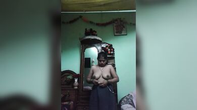 घरेलू भाभीजी ने सारे कपड़े उतारकर दिखाया अपना नंगा बदन