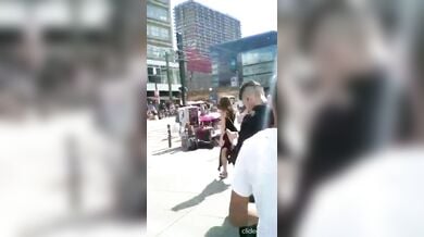 पब्लिक प्लेस में अपना नंगा बदन दिखाती फिरंगी लड़कियां