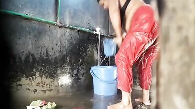 मौसी का नंगा नहाने का वीडियो बनाया भांजे दानिश ने