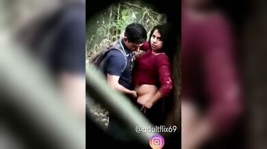 पार्क में पेड़ की आड़ में खड़े-खड़े चुदाई करते लवर्स को स्पाई कैमरे में पकड़ा