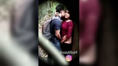 पार्क में पेड़ की आड़ में खड़े-खड़े चुदाई करते लवर्स को स्पाई कैमरे में पकड़ा