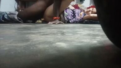 रात को सोई बीवी का गाउन उठाकर उसकी चूत पेलता पति