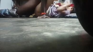 रात को सोई बीवी का गाउन उठाकर उसकी चूत पेलता पति