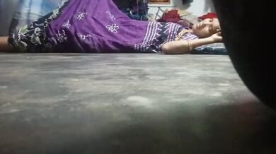 रात को सोई बीवी का गाउन उठाकर उसकी चूत पेलता पति