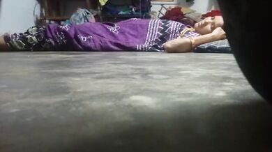 रात को सोई बीवी का गाउन उठाकर उसकी चूत पेलता पति