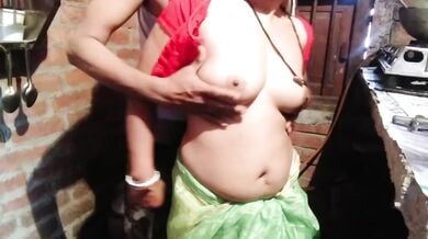 रसोईघर में देवर ने भाभी के चूत का स्वाद चखा