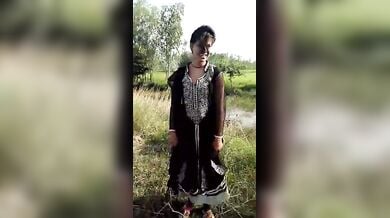 यूपी वाली प्रेमिका ने खेत में दिखाएं अपने चुचे और झाटों वाली बुर